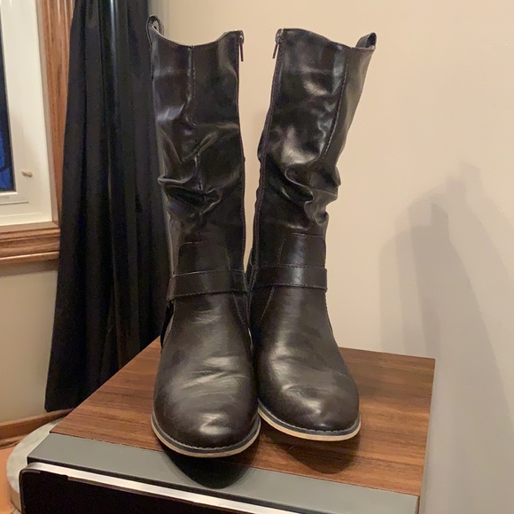 LIKE NEW Cowboy/Western Style Boot with Buckle - Picture 3 of 8